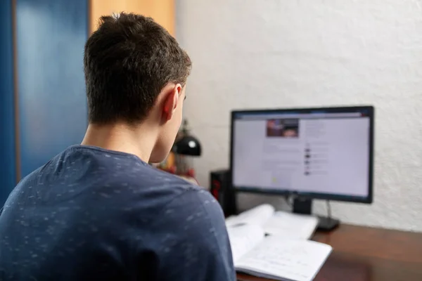 Tiener doet huiswerk — Stockfoto