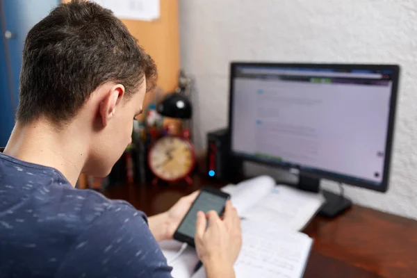 Tiener jongen met GSM — Stockfoto