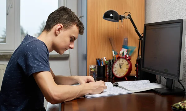 Adolescente haciendo tarea — Foto de Stock