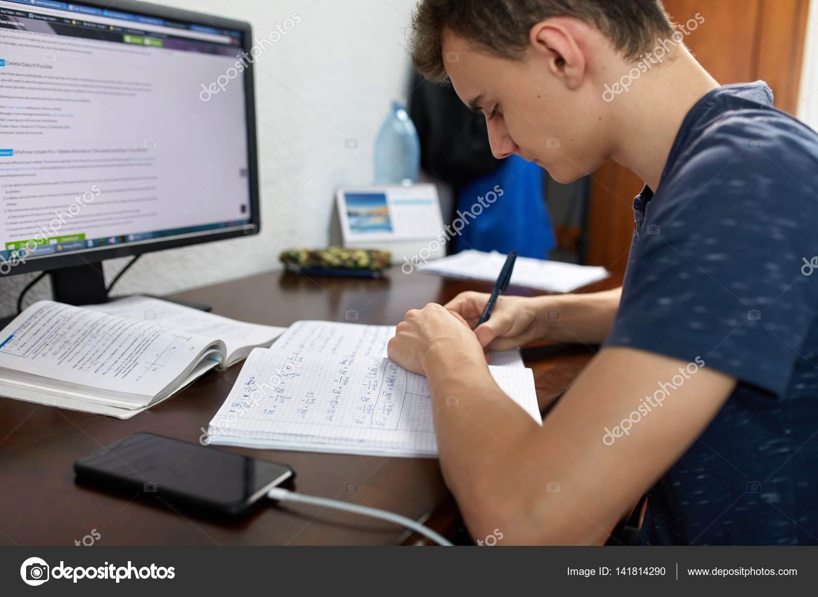 Экзамен сидят за компьютерами