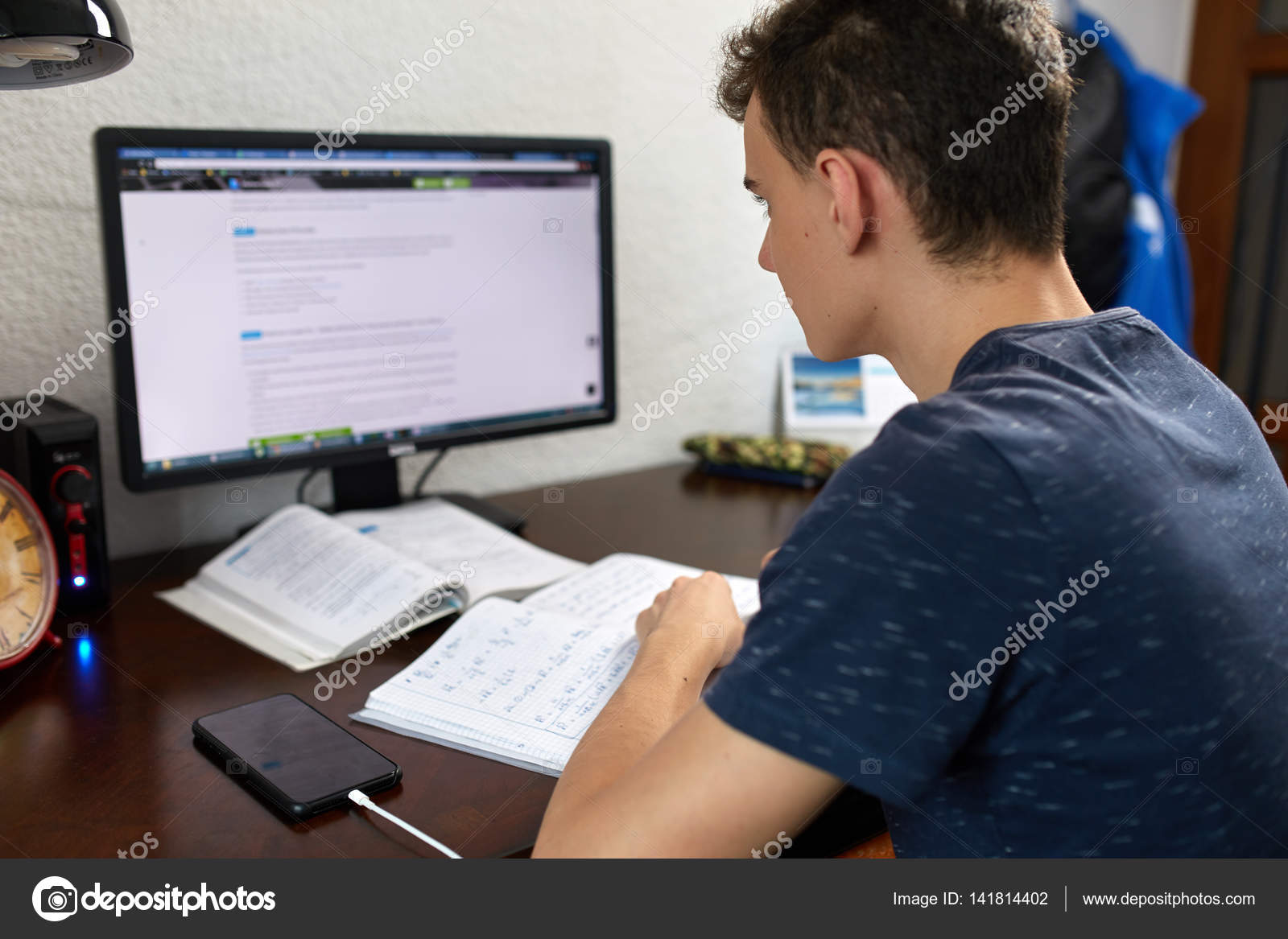 компьютер мастер. практика работы на компьютере. программист. компьютер в офисе. веб дизайнер.