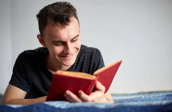 Adolescente che legge un libro — Foto Stock