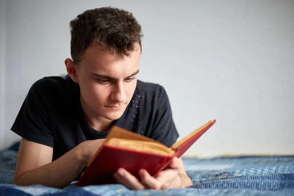 Adolescente che legge un libro — Foto Stock