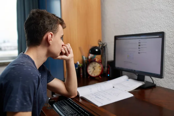 Adolescente fazendo lição de casa com computador — Fotografia de Stock