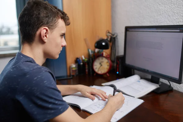 Adolescente haciendo la tarea con el ordenador — Foto de Stock