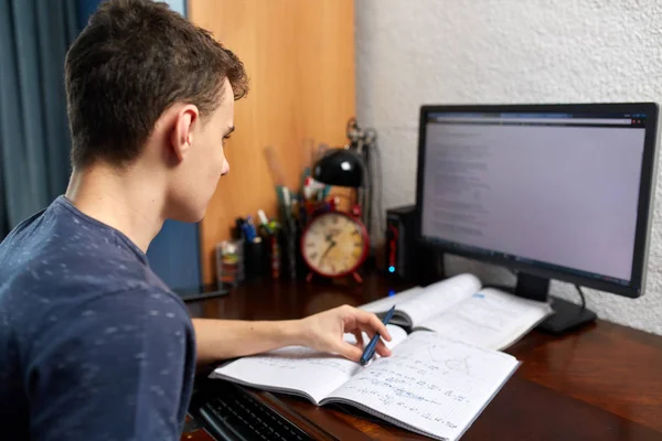 Έφηβος κάνει την εργασία με τον υπολογιστή — Φωτογραφία Αρχείου