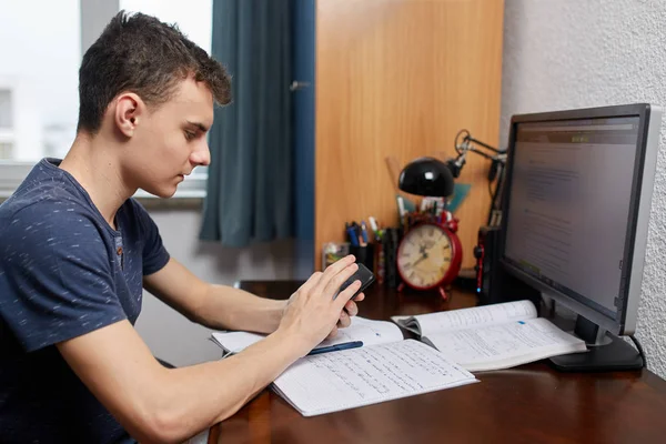 Adolescente com celular e computador — Fotografia de Stock