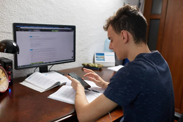Dospívající dělá domácí práce s počítačem — Stock fotografie