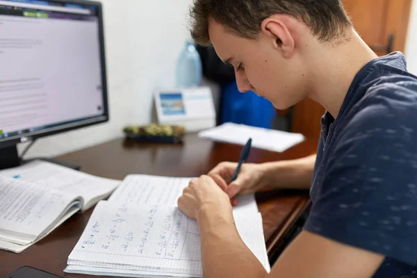Tonåringen gör läxor med dator — Stockfoto