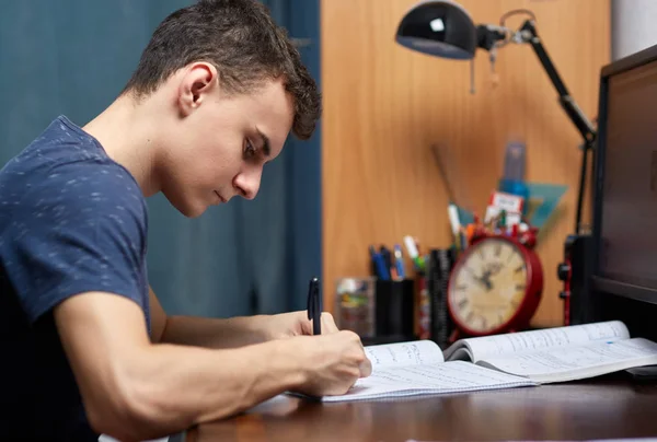 Ragazzo adolescente che fa i compiti — Foto Stock