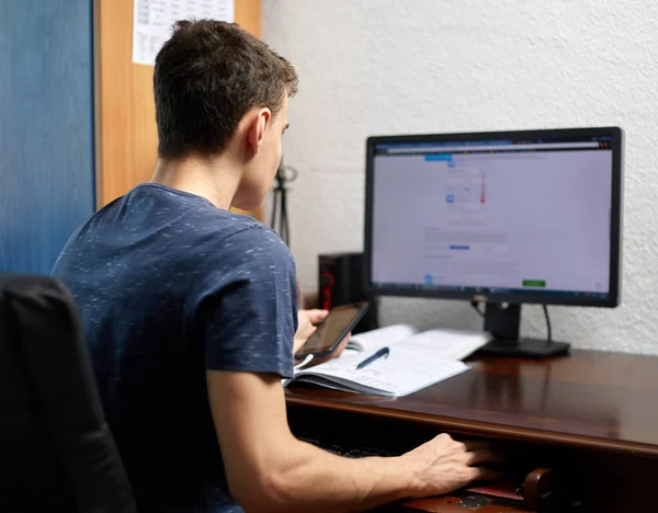 Adolescente fazendo lição de casa com computador — Fotografia de Stock