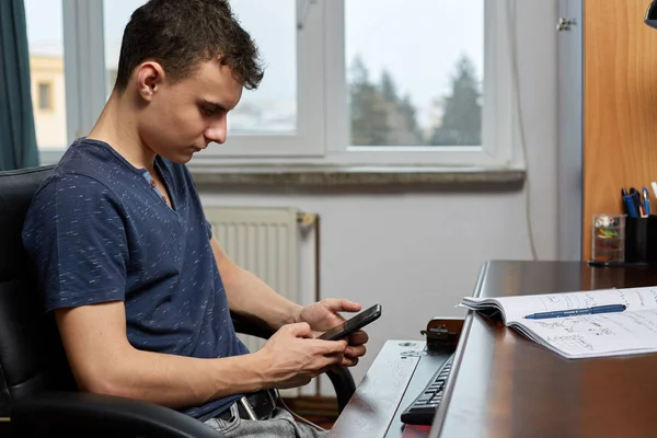 Tiener huiswerk met computer Stockfoto