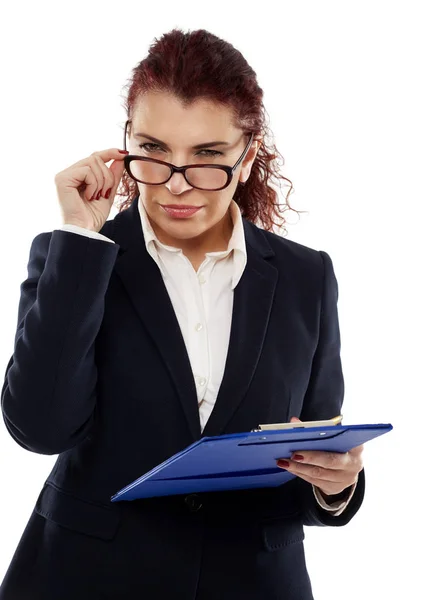 Sospechosa mujer de negocios con portapapeles — Foto de Stock