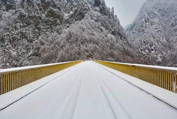 Brücke über Gebirgsfluss — Stockfoto