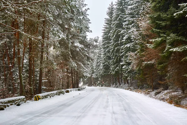 Snöig väg i bergen — Stockfoto