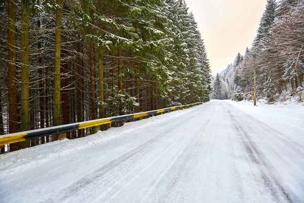 Снежная дорога в горах — стоковое фото