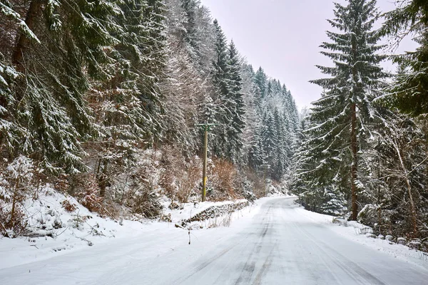 Route enneigée dans les montagnes — Photo