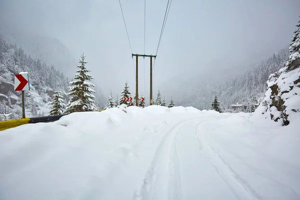 Verschneite Straße in den Bergen — Stockfoto