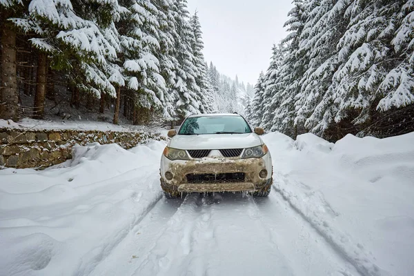 Auto na zasněžené vozovce v horách — Stock fotografie