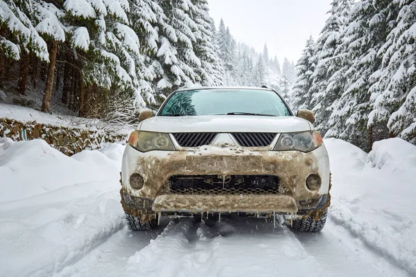 Autó a havas úton a hegyekben — Stock Fotó