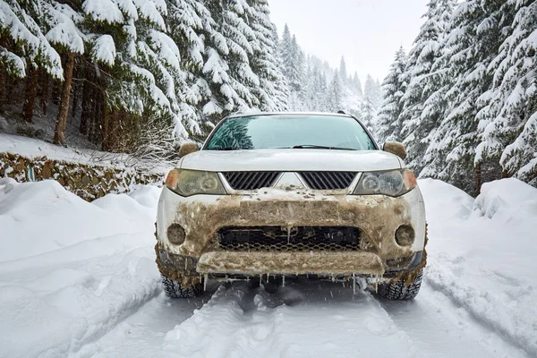 Auto su una strada innevata in montagna — Foto Stock