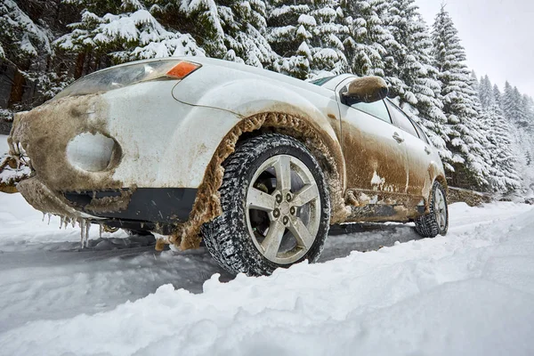 Coche en una carretera nevada en las montañas — Foto de Stock