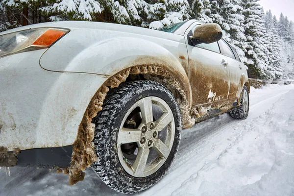 山の雪に覆われた道路で車 — ストック写真