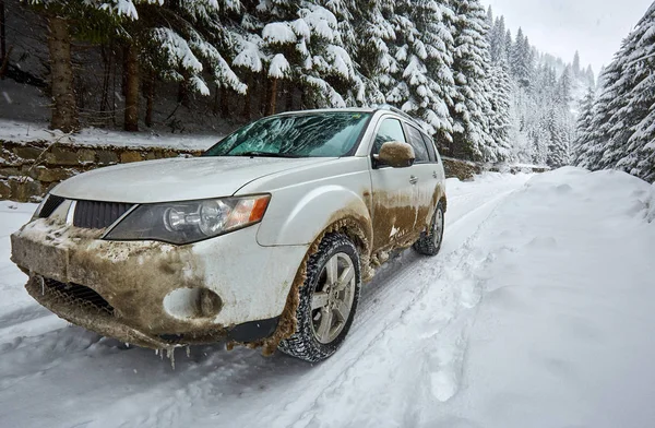 Voiture sur une route enneigée dans les montagnes — Photo