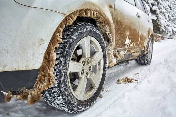 山の雪に覆われた道路で車 — ストック写真