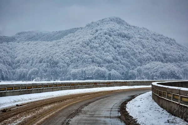 Dağlarda karlı bir yol — Stok fotoğraf