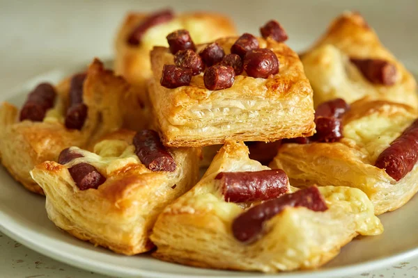 kaesekuchen mit wuerstchen, käsekuchen mit marmelade auf einem teller vor dem hintergrund des, Design ideen