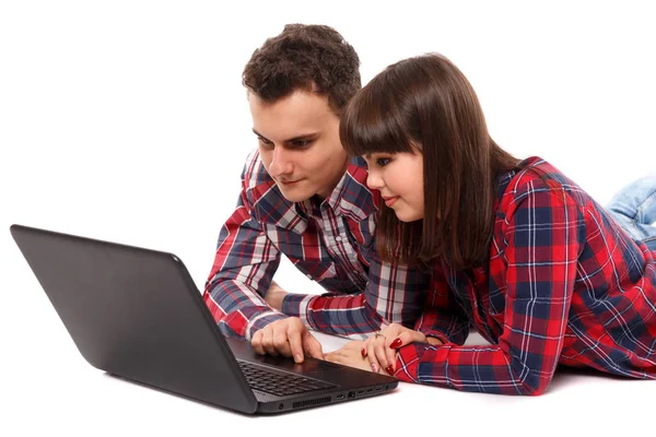 Два подростка с ноутбуком — стоковое фото
