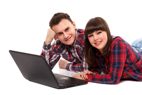 Zwei Teenager mit Laptop — Stockfoto