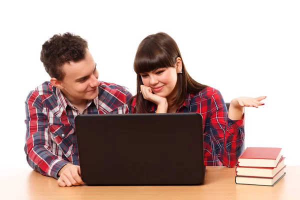 Adolescentes estudando com laptop — Fotografia de Stock
