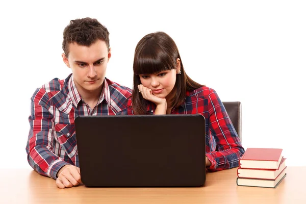 Adolescentes estudiando con portátil — Foto de Stock