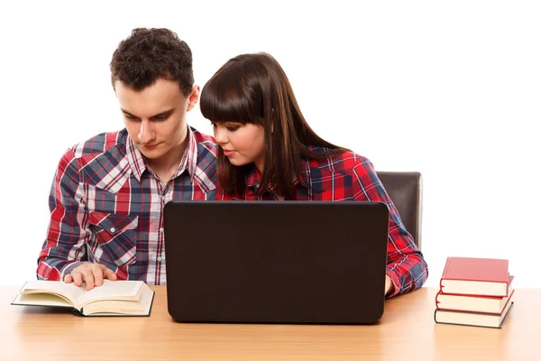 Adolescentes estudando com laptop — Fotografia de Stock