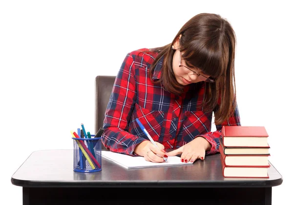 Tonårstjej gör läxor — Stockfoto