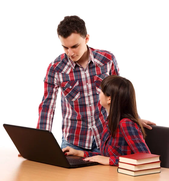 Junge hilft einem Mädchen bei den Hausaufgaben — Stockfoto