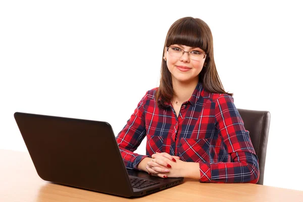 ノート パソコンで宿題をしている 10 代の少女 — ストック写真