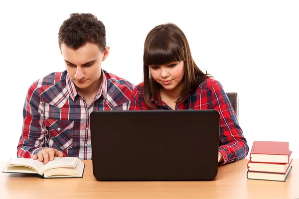 Les adolescents étudiant avec un ordinateur portable Photos De Stock Libres De Droits