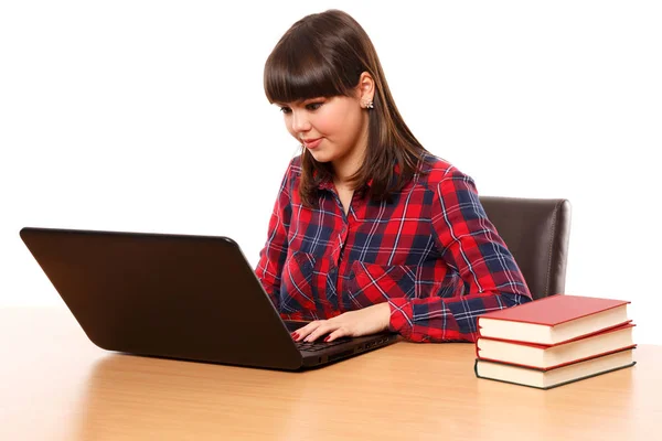 Дівчина-підліток робить домашнє завдання з ноутбуком Стокова Картинка