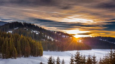 Dağ zirveleri üzerinden günbatımı