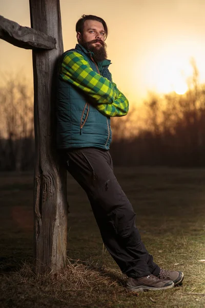 Joven granjero barbudo al aire libre — Foto de Stock