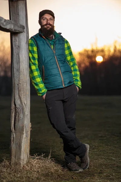 Jovem agricultor barbudo ao ar livre — Fotografia de Stock