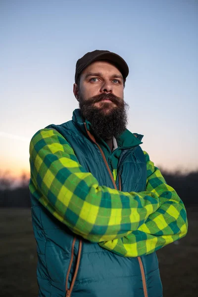 Genç sakallı çiftçi açık — Stok fotoğraf