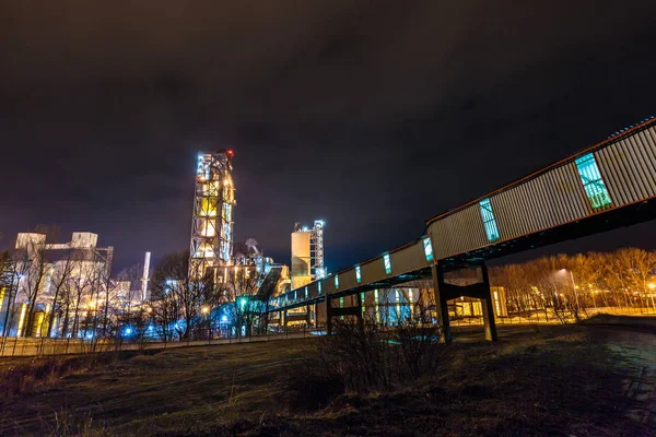 Εργοστάσιο τσιμέντου τη νύχτα — Φωτογραφία Αρχείου