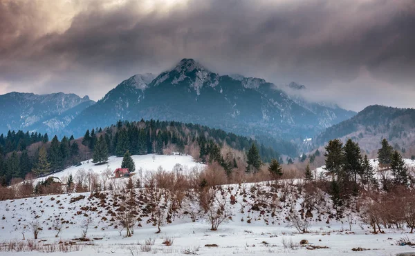 Horské vrcholy a temné mraky — Stock fotografie