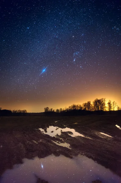 Звездное небо отражается в следах шин — стоковое фото