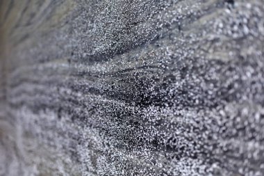 Bir duvarda tuz kristallerinin