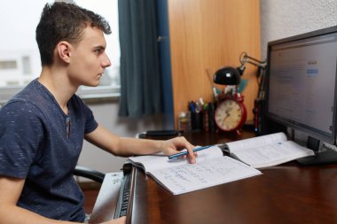 Çocuk onun bilgisayarda ödev